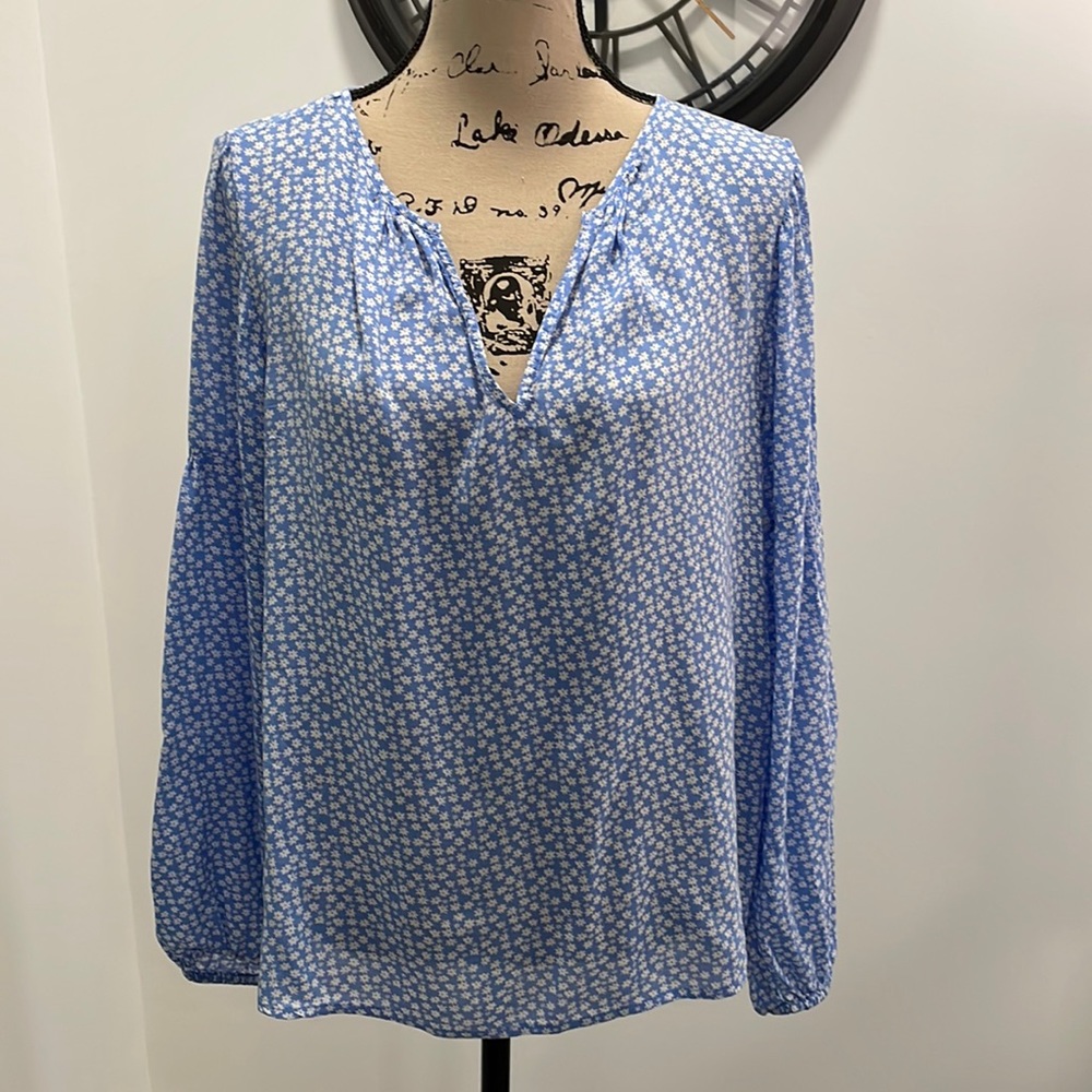 Gap women’s medium blue with white flowers blouse
